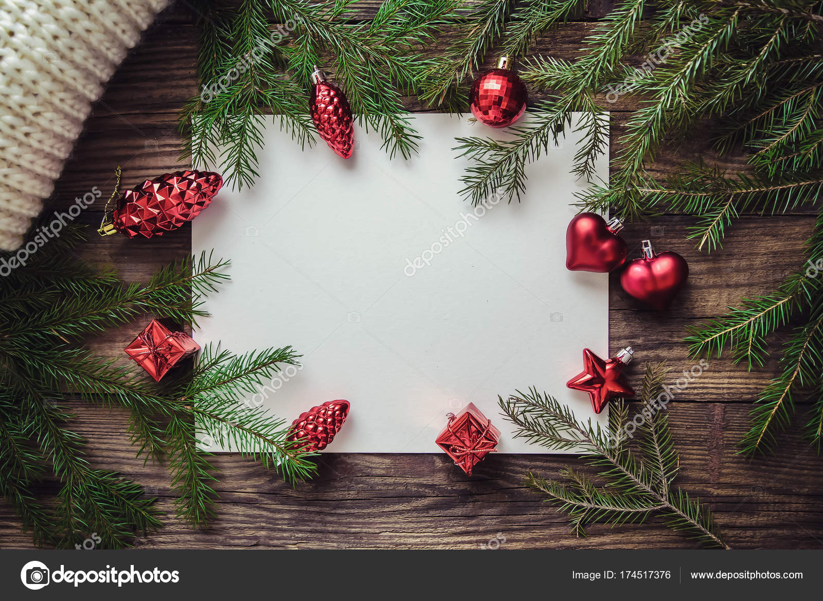 Fondo navideño con hojas de papel, juguetes y ramas de abeto