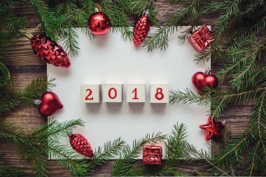 Kağıt yaprağı, oyuncaklar, çam dalları ile Noel arka plan ve