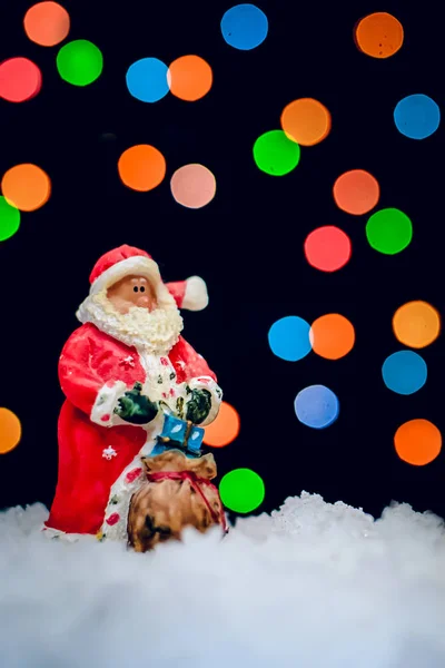 Babbo Natale in cappotto rosso con sacchetto regalo — Foto Stock