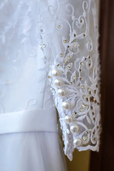 Elements of the wedding dress: the white buttons on the sleeve — Stock Photo, Image