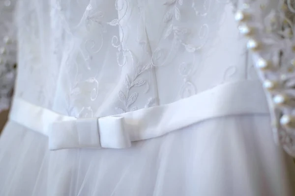 Tło białe druhna sukienki z kokardą — Zdjęcie stockowe