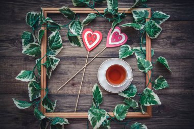 Sevgililer günü için çerçeve ve kalpleri ile resim