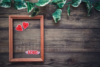 Sevgililer günü için çerçeve ve kalpleri ile resim
