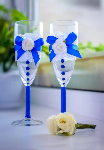 Lunettes de mariage décorées de rubans bleus — Photo