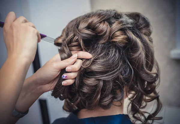Die Hände des Friseurs machen Hochzeitsfrisur — Stockfoto