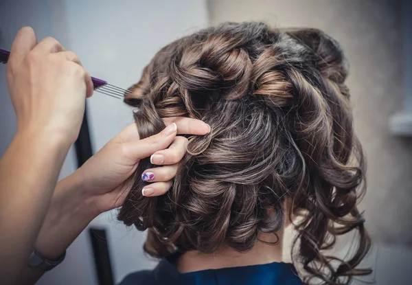 Kuaför elinde düğün saç modeli yapmak