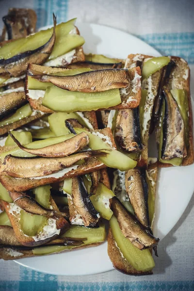 Snack en ruso: pan frito, pepino en escabeche y espadines —  Fotos de Stock