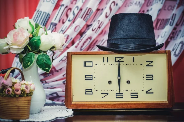 The composition of the old clock and the hat — Stock Photo, Image