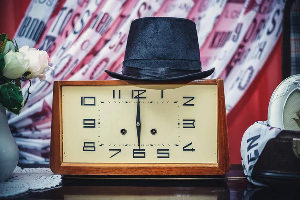 The composition of the old clock and the hat — Stock Photo, Image