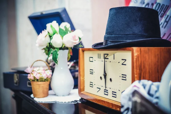 The composition of the old clock and the hat — Stock Photo, Image