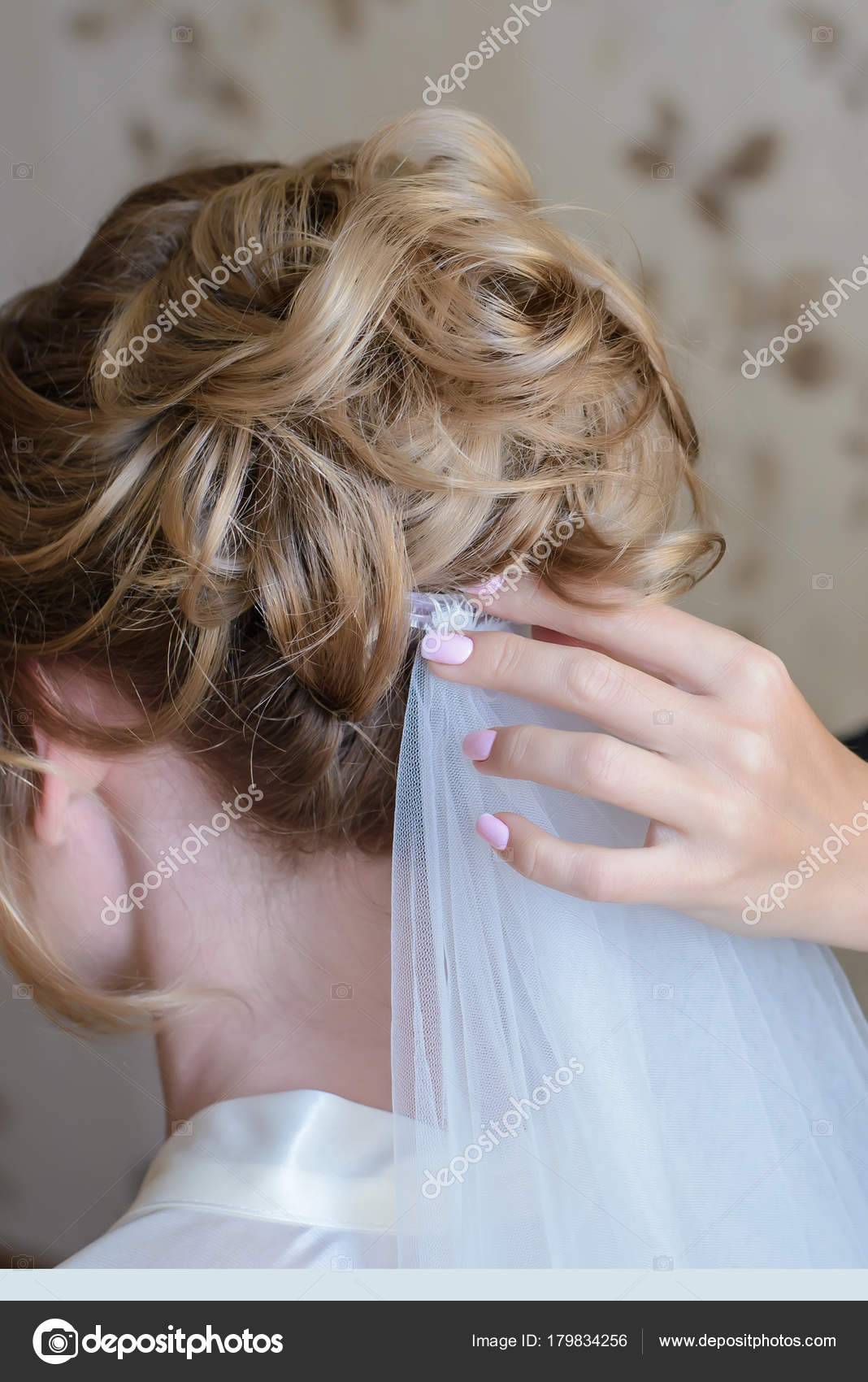 Coiffeur Fixe Un Voile De Mariée Cheveux Mariage
