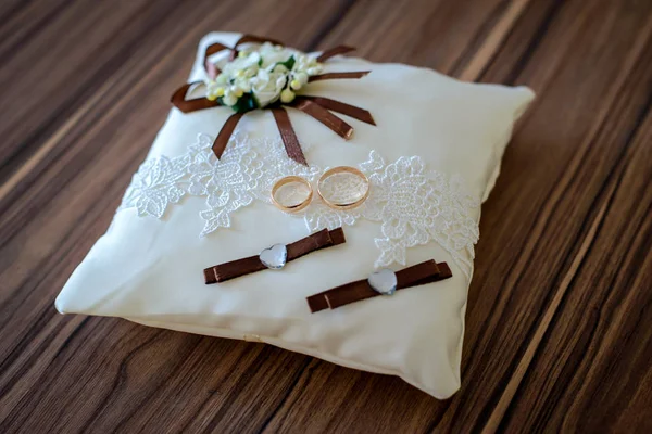 Anéis de casamento no travesseiro branco — Fotografia de Stock