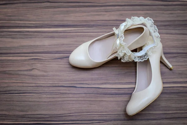Buty ślubne beżowy i podwiązki panny młodej — Zdjęcie stockowe