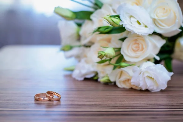 金の結婚指輪とブライダル ブーケ — ストック写真