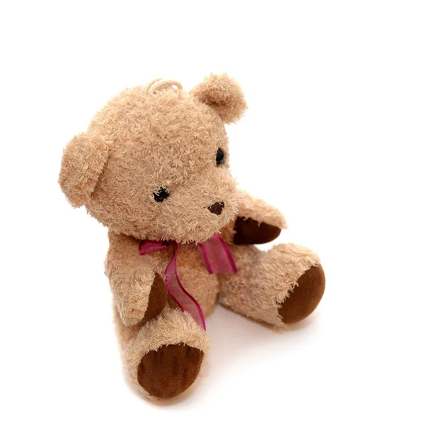 Teddybeer met een rode strik op haar nek op een geïsoleerde achtergrond — Stockfoto