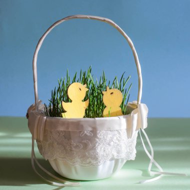 Şenlikli Paskalya sepeti çim ile iki tavuk resmini