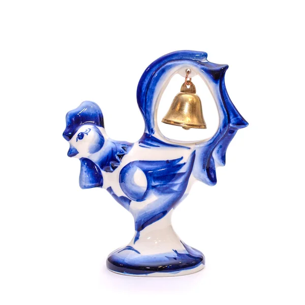 Gallo de porcelana con una campana en estilo Gzhel, aislar —  Fotos de Stock
