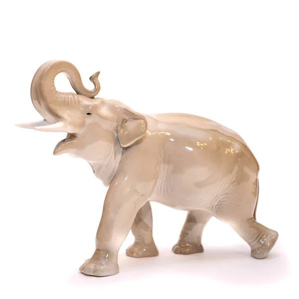 Figura de porcelana de un elefante grande, aislado sobre un fondo blanco —  Fotos de Stock