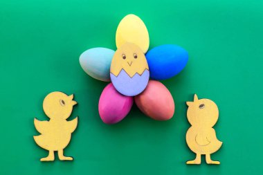 Sarı tavuk Paskalya yumurtaları Çiçeklere bakın