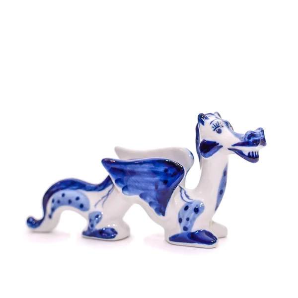 Figura dragón de porcelana en estilo Gzhel, aislado sobre fondo blanco —  Fotos de Stock