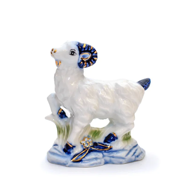 Figura de porcelana de una cabra en estilo Gzhel —  Fotos de Stock