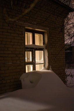 Karla kaplı pencere ile kış resmi