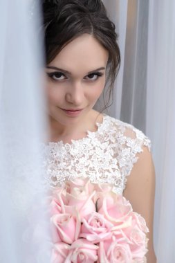 Büyüleyici geline düğün buket penceresiyle