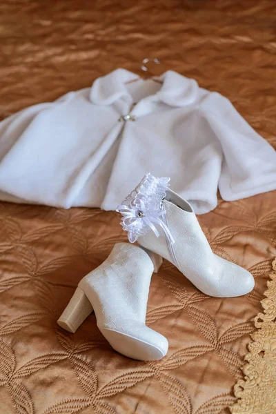 Beyaz önlük ve gelin için bot