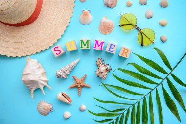 Yaz oluşan yazıt küpler ile deniz üzerine getirin