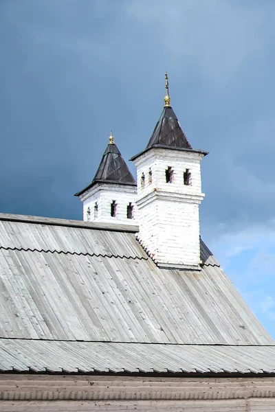 Két kis tornyocska a tetőn — Stock Fotó