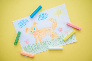 Çocuk çizim ile bir komik köpek