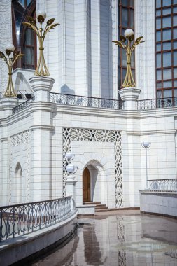 Rusya, Kazan, 24 Ağustos 2019: Kul Şerif camisinin beyaz duvarları ve kapısı