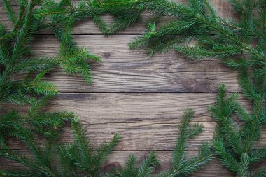 Noel ağacı dalları ahşap bir arka planda, kopyalama alanı ile