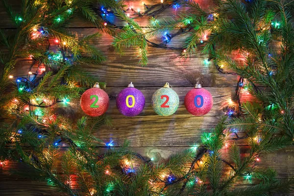 Acogedora foto de invierno con ramas de árbol de Navidad, luces y bolas con 2020 — Foto de Stock