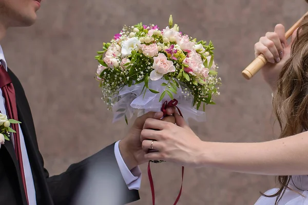 Brudgummen ger en bröllopsbukett till bruden — Stockfoto