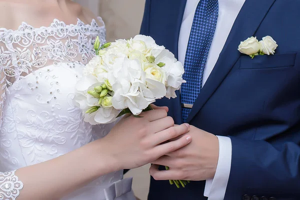 Bride and groom holding wedding bouquet close up — Stock Photo, Image