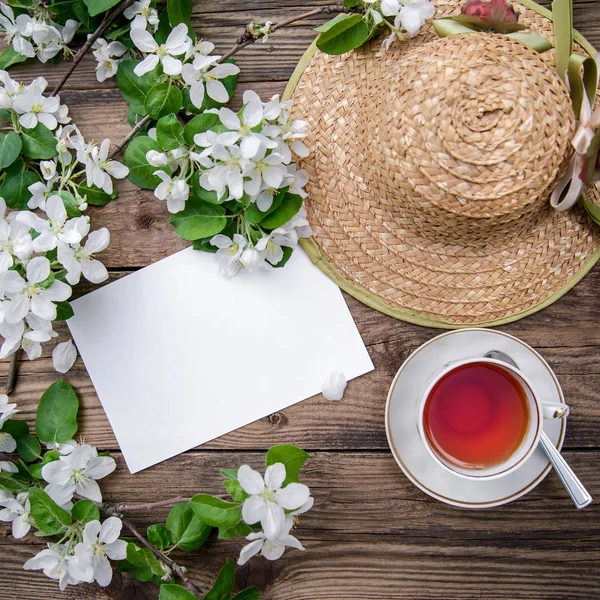 Весенняя Планировка Ветвями Цветущей Яблони Белых Цветах Чашка Ароматного Чая — стоковое фото