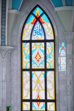 Kazan, Rusya, 24 Ağustos 2019: Kul Şerif camii, ana salonun içi vitray pencereli