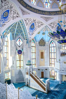 Kazan, Rusya, 24 Ağustos 2019: Kul Sharif camii, ana salonun içi, vitraylar, pencere pervazları, kubbenin altında büyük bir avize