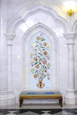 Kazan, Rusya, 24 Ağustos 2019: Kul Şerif camii, iç mimari, güzel çiçekli süslemeleri olan beyaz fayans duvarı