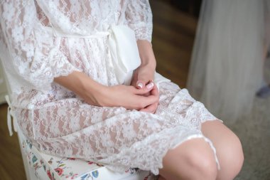 Gelinin elleri, sabahları beyaz sabahlık giyip kutlama hazırlıkları yapıyor.