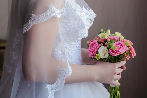 Bellissimo Bouquet Sposa Rose Rosa Bianche Nelle Mani Della Sposa — Foto Stock