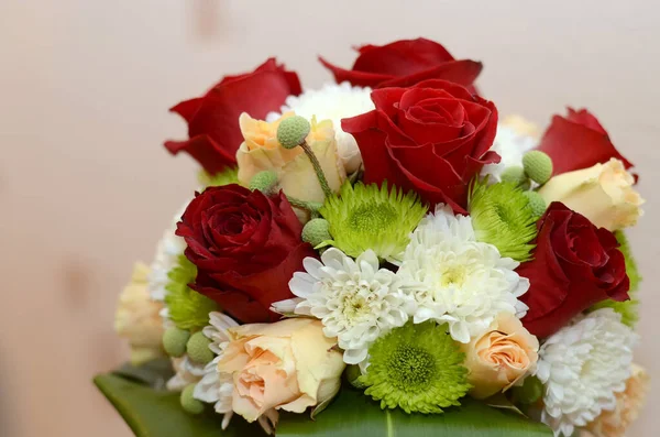 Bruiloft Boeket Van Rode Rozen Witte Bloemen Close — Stockfoto