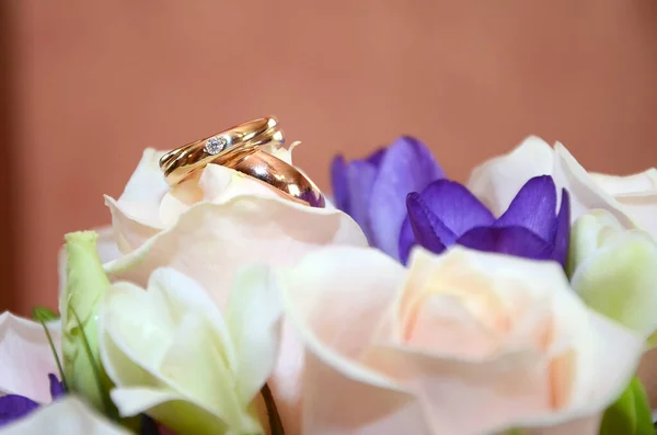 Gold Wedding Rings White Flower Beautiful Bride Bouquet White Blue — Stock Photo, Image
