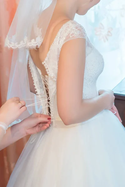 Kobiece Dłonie Zapiąć Białą Suknię Ślubną Panny Młodej Tyłu Poranne — Zdjęcie stockowe