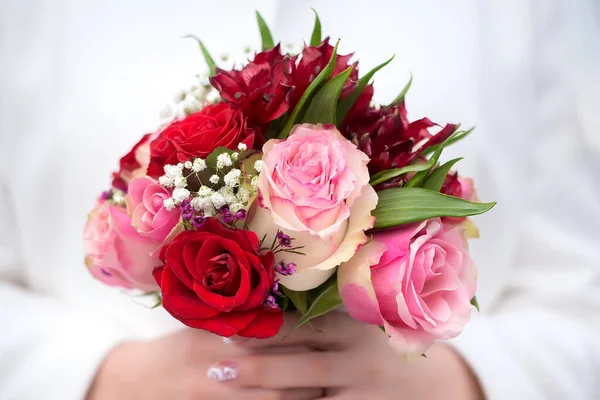 Mooie Delicate Bruiloft Boeket Van Roze Rode Bloemen Rozen Handen — Stockfoto