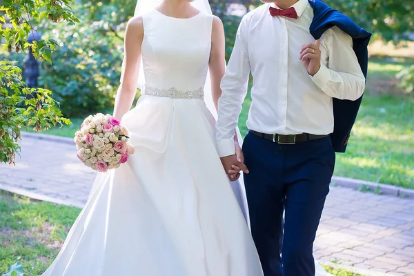 Braut Und Bräutigam Gehen Einem Sommertag Mit Einem Brautstrauß Aus — Stockfoto