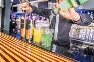 Barmen kokteyl yapmak