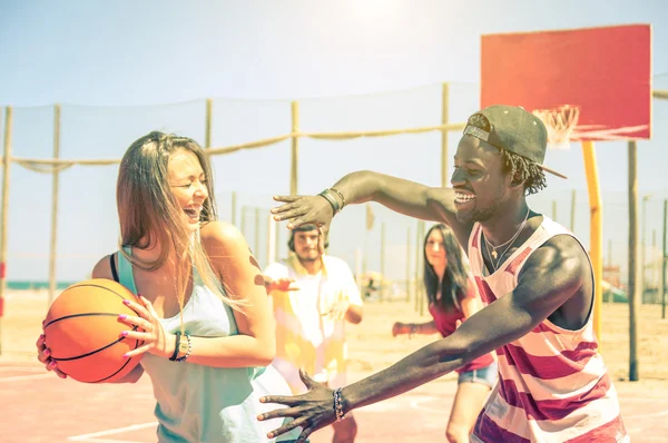 Bir Grup Çok Irklı Mutlu Genç Dışarıda Basketbol Oynuyor — Stok fotoğraf
