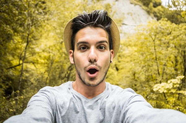 Hayret adam bir selfie alarak.